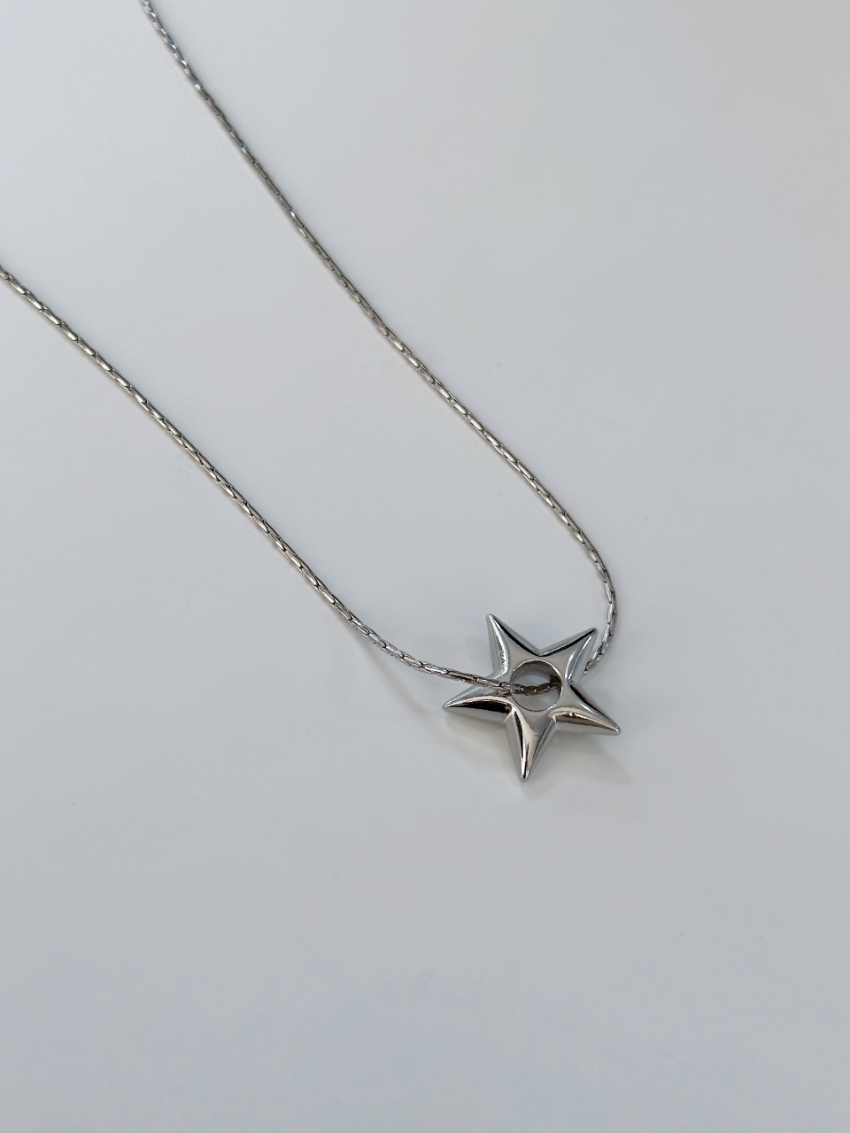 Middle star necklace